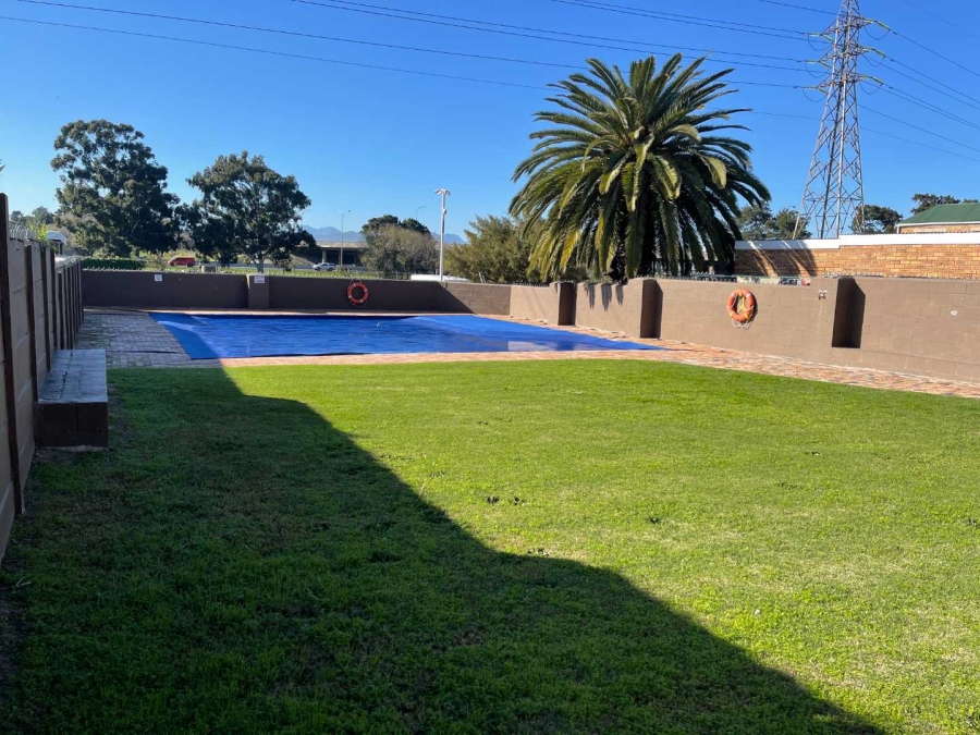 To Let 2 Bedroom Property for Rent in Oakglen Western Cape
